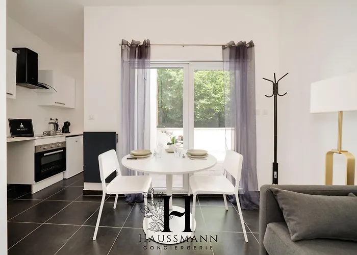 Calme Avec Terrasse Apartmán *